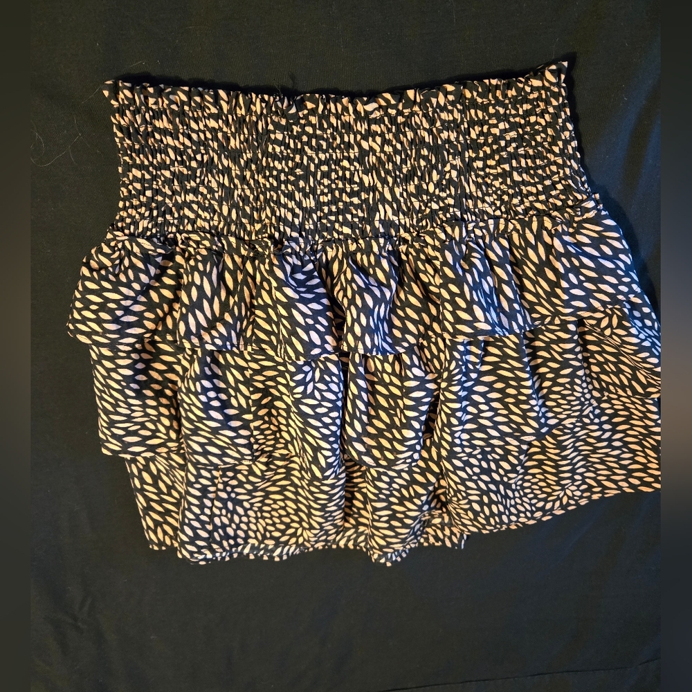 Size M Black and Cream Patterned Skirt
